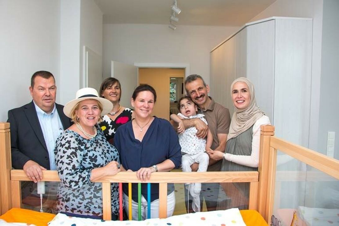 Von links: Nic Reh, Lèa Linster, Elisabeth Schuh und eine Nestwärme Familie. Foto: FF