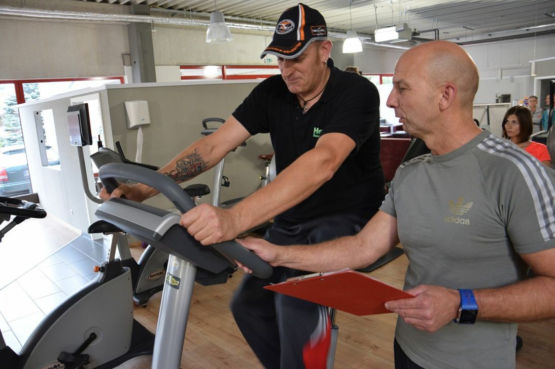 Fitness-Trainer Frank Wilhelm (re.) hatte die Idee zum neuen Kursangebot in Jünkerath. Beginn ist am 9. Oktober, vorher gibt es zwei Info-Abende für Interessierte. Foto: Th. Wirtz