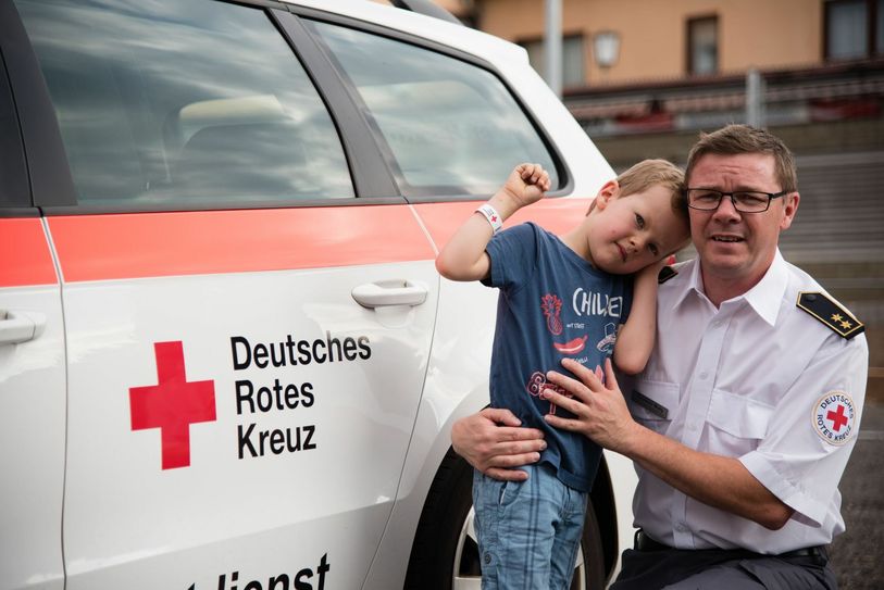 Einsatzleiter Thorsten Walg ist froh, dass auch sein Sohn Carl ein DRK Bändchen trägt. Foto: Köhler/DRK