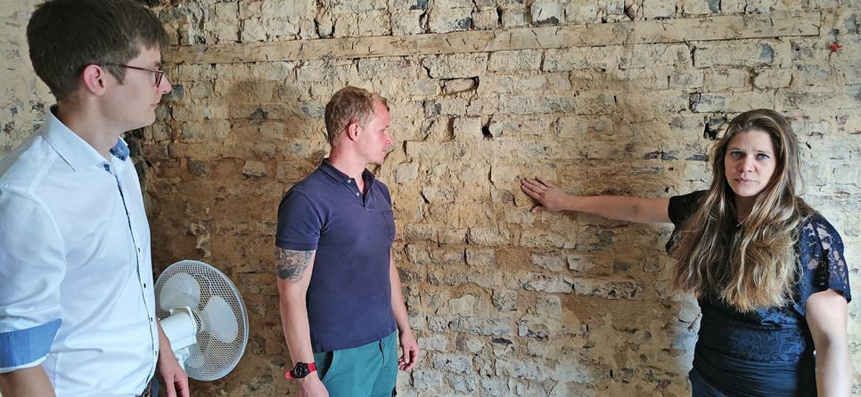 (v.l.) Matthias Schmitt (stellvertretender Diözesan-Caritasdirektor), Tim Hennes (Caritas Fluthilfe) und Stefanie Hoffmann (Flutbetroffene)