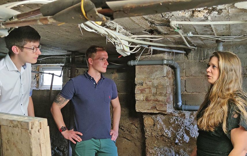 (v.l.) Matthias Schmitt (stellvertretender Diözesan-Caritasdirektor), Tim Hennes (Caritas Fluthilfe) und Stefanie Hoffmann (Flutbetroffene)