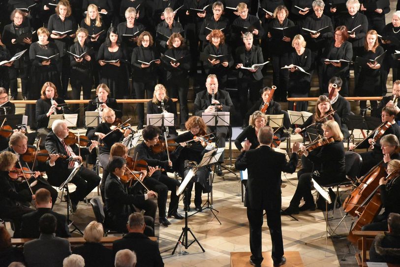 Stimmungsvolles Opening mit dem Kammerchor der Westeifel und der Jungen Philharmonie Bonn (mit Konzertmeister Hitoshi Ishikawa) unter Leitung von Regionalkantor Christoph Schöming. Foto: M. Schuler