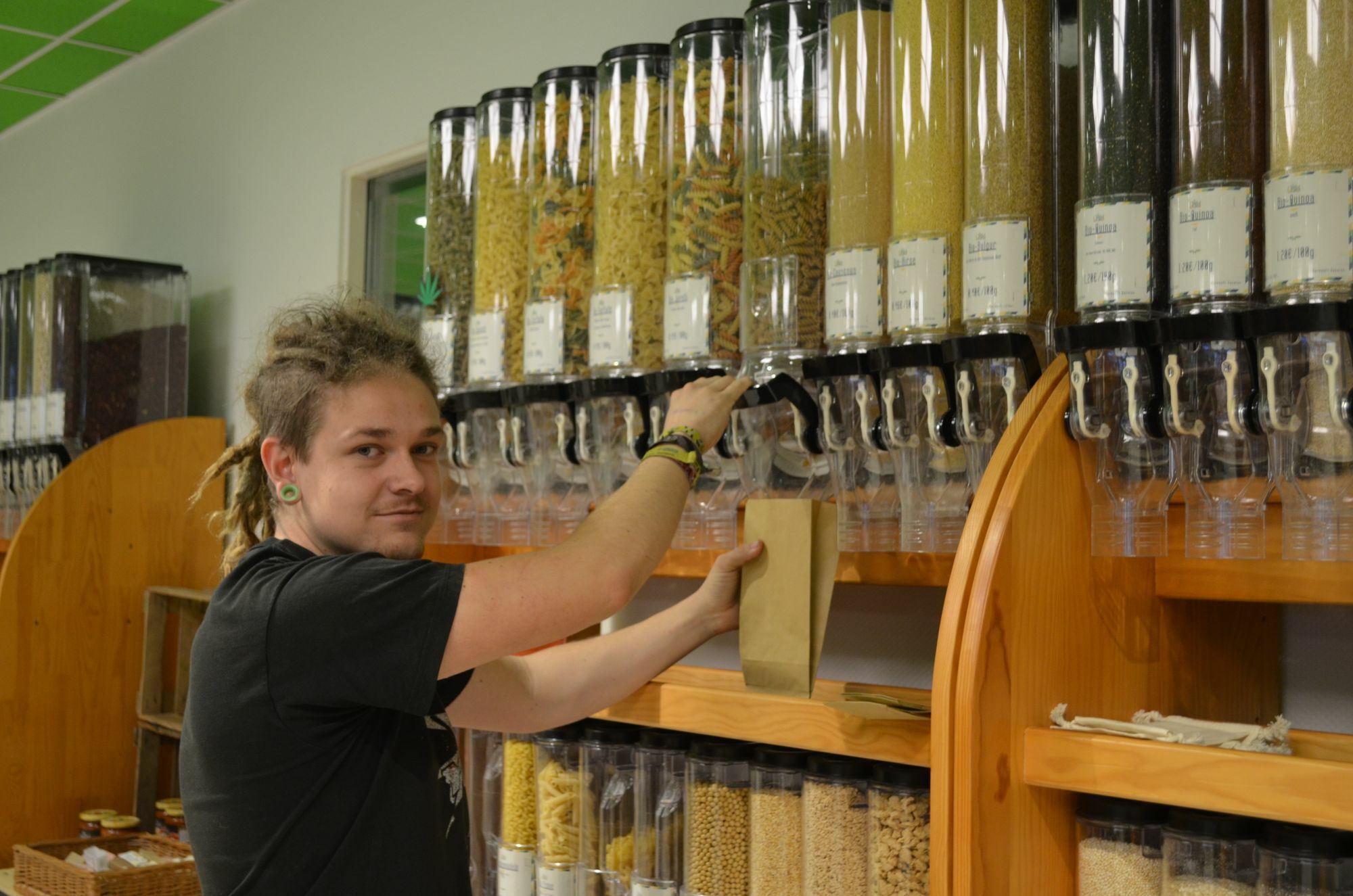 Inhaber Sebastian Würth zeigt, wie es geht: Im Unverpackt-Laden füllen die Kunden selbst ab, was sie brauchen. Der Laden hat so bereits 250 Kilo Plastik eingespart. Foto: Pees