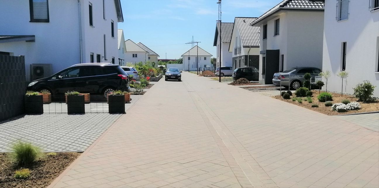 In der Josef-Förster-Straße sind neben den entsiegelten Flächen mit Aushub schon einige begrünte Vorgärten zu sehen.