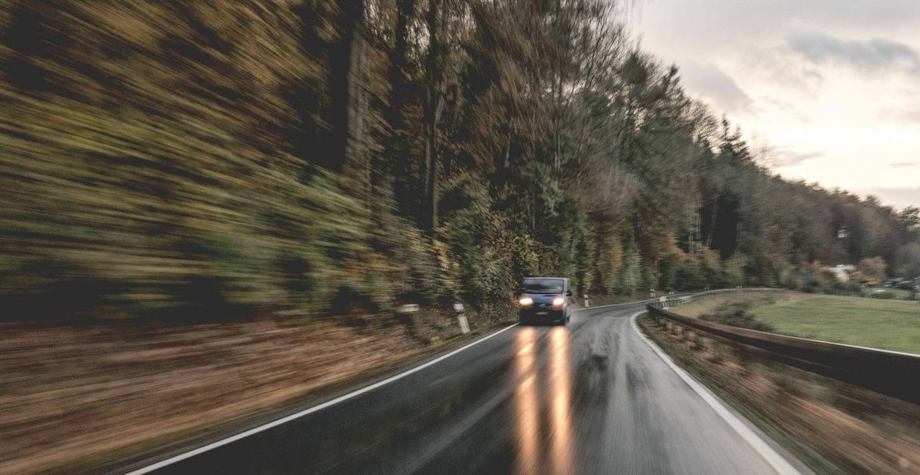 Nasse Straßen und noch viele Tücken mehr haben Herbst und Winter für die Autofahrer zu bieten. Gerade jetzt gilt deshalb: Höchste Vorsicht! Foto: imago