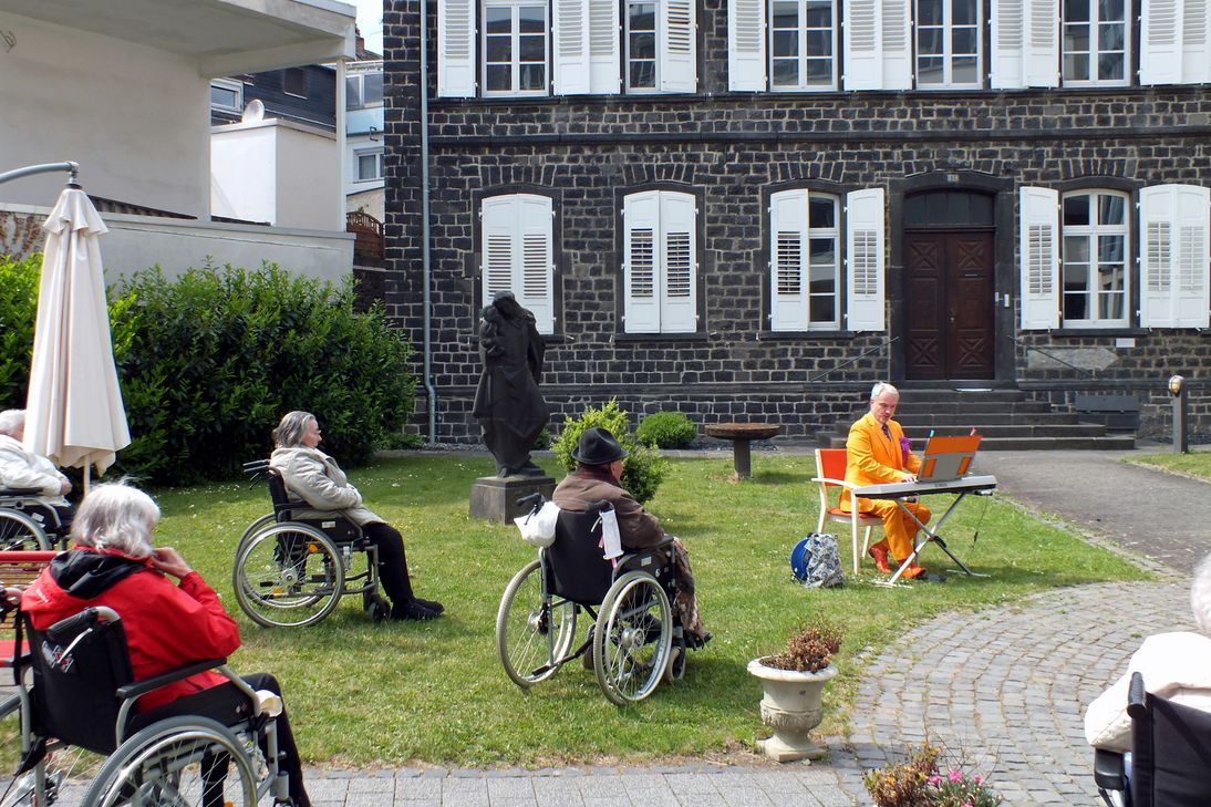 Der Künstler Andreas Barth-Steinborn bei seinem Auftritt im Pfarrgarten. Foto: Altenzentrum St. Johannes, Mayen