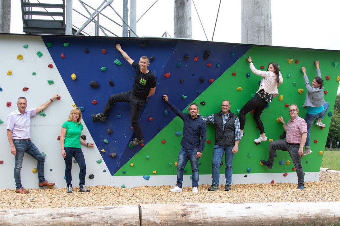 Wegen der Corona-Einschränkungen fand die Einweihung der Boulderwand in Udenbreth ohne große Feier statt: Rudolf Westerburg (v.l.), Bürgermeister Hellenthal, Jutta Dederichs, Eifel-Verein (EV) Ortsgruppe Udenbreth, Tameer Eden, DAV Sektion Schleiden, Nicolas Gath, Regionalmanager LEADER Region Eifel, Markus Rodenbüsch, Fachbereichsleiter Bauen und Planen Gemeinde Hellenthal, Julia Schößler, Tourist-Information Gemeinde Hellenthal, Wilfried Knips, Fachbereichsleiter Zentrale Dienste Gemeinde Hellenthal, und Ariane Gehlen, Gemeindeentwicklung Gemeinde Hellenthal. Foto: Stefanie Schwarz
