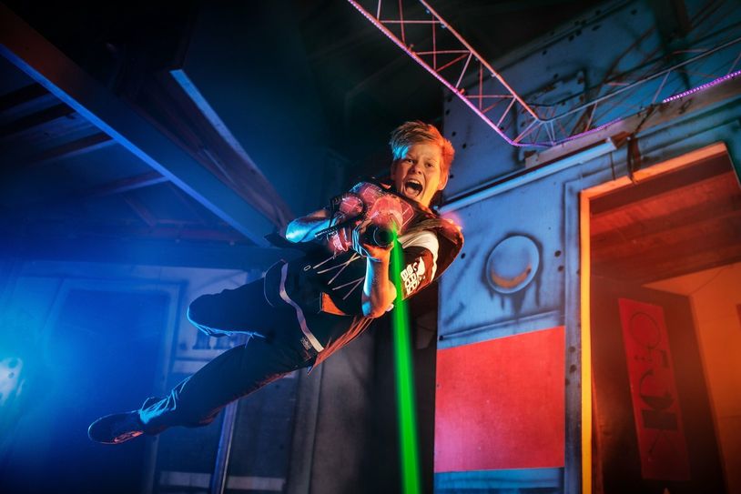 Eine Nische auf dem Unterhaltungssektor in der Eifel gefüllt: Spaß und Action für jedes Alter verspricht die neue Lasertag-Arena in der Kalterherberger Vereinshalle. Für Dorffeste wird die Arena künftig kurzfristig in eine Feierstätte umgebaut.