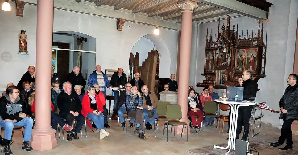 Gemeindemitglieder informieren sich über das Sanierungskonzept für ihre Kirche in Bickendorf. Foto: W.Kootz
