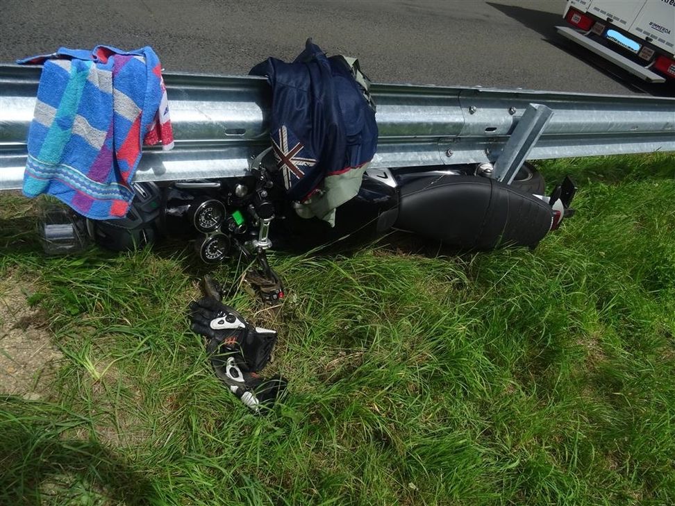 Das Motorrad des verunglückten Belgiers kam an der Leitplanke zum Liegen. Foto: Polizei Daun