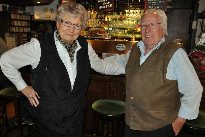 Hiltrud und Herwin Eckerskorn in ihrem "Wohnzimmer". Nach 55 Jahren schließen sie am Ende des Jahres ihre Gaststätte in der Cochemer Unterbachstraße.