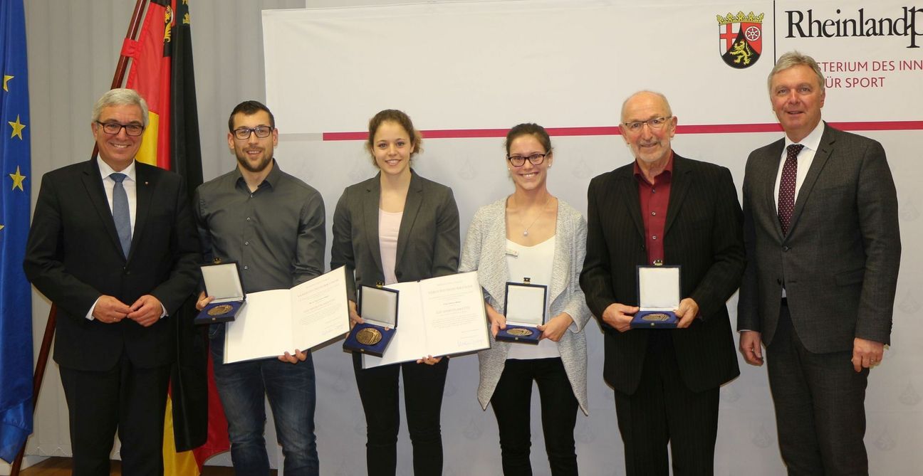 Von links: Innen- und Sportminister Roger Lewentz, Tom Schwatzbach (AV 03 Speyer), Theresa Bäuml (AC Mayen), Corinna Hochdörfer (Behinderten-Sportverein Frankenthal), Michael Weber (Kanuverband Rheinland, Trier) und der Abteilungsleiter Sport, Gunter Fischer.