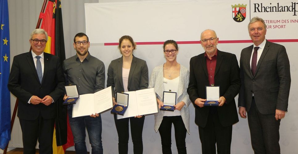 Von links: Innen- und Sportminister Roger Lewentz, Tom Schwatzbach (AV 03 Speyer), Theresa Bäuml (AC Mayen), Corinna Hochdörfer (Behinderten-Sportverein Frankenthal), Michael Weber (Kanuverband Rheinland, Trier) und der Abteilungsleiter Sport, Gunter Fischer.