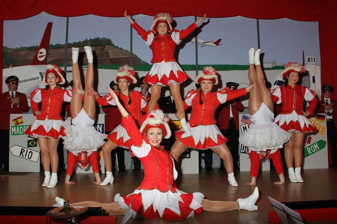 Die Garde des Karnevalvereins Närrische Kupp Ayl in der Session 2017/2018. Das Motto hieß damals "Party über den Wolken – Flieg mit uns!". Foto: FF