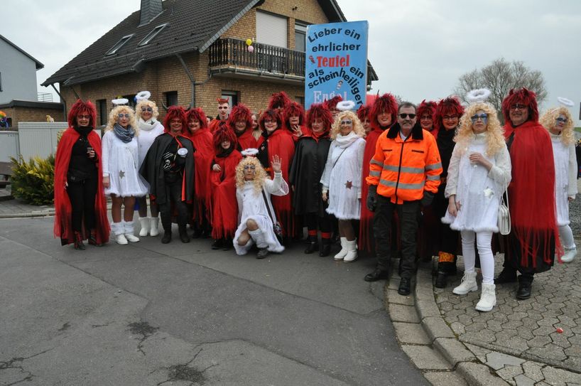 Die Kolliger Karnevalsfrauen als Engel und Teufel.