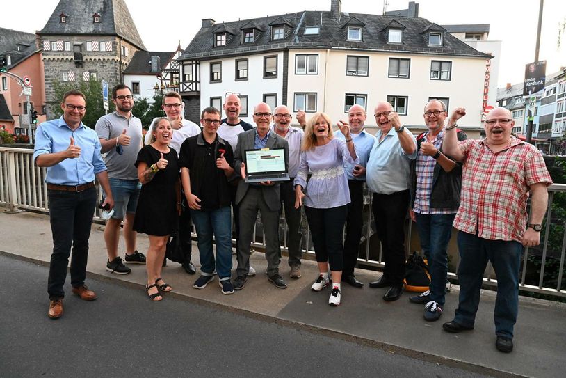Große Freude bei Dirk Meid und seinen Sozialdemokraten. Sandra Karduck (CDU) und Wolfgang Treis (Bündnis 90/Die Grünen) verfolgten die Auszählung mit Freunden im "La Piazza" beziehungsweise im Rathaussaal. Fotos: Walz