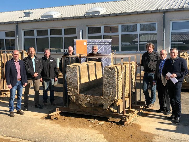 Die Ausbildungsmeister am BGZ und Restaurator Thomas Sieverding (3.v.r.) freuen sich auf das handwerklich-kulturelle Projekt. Foto: T. Förster