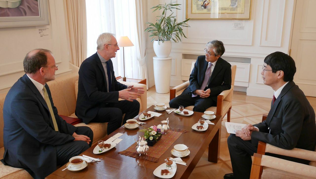 Botschafter Takeshi Yagi (2.v. r.) und Kiminori Iwama, Leiter der Abteilung für Öffentlichkeitsarbeit und Kultur (r.), im Gespräch mit OB Wolfram Leibe (2. v. l.) und Dr. Johannes Weinand, Leiter des Amts für Stadtentwicklung und Statistik im Trierer Rathaus. Foto: Botschaft von Japan