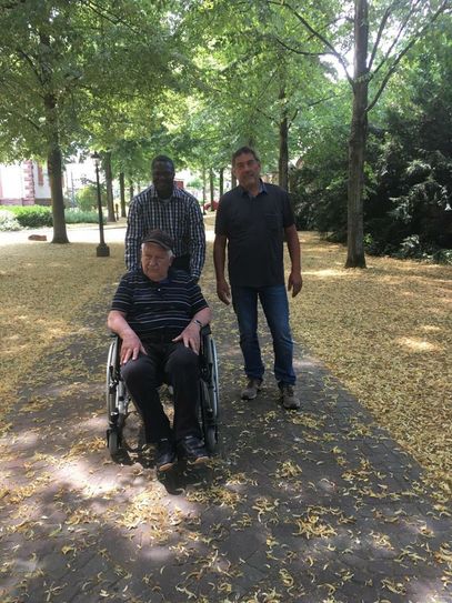 Auf dem Bild begleiten ihn Martin Krings und Father Justin von den »Weißen Missionaren«. Fotos: Privat