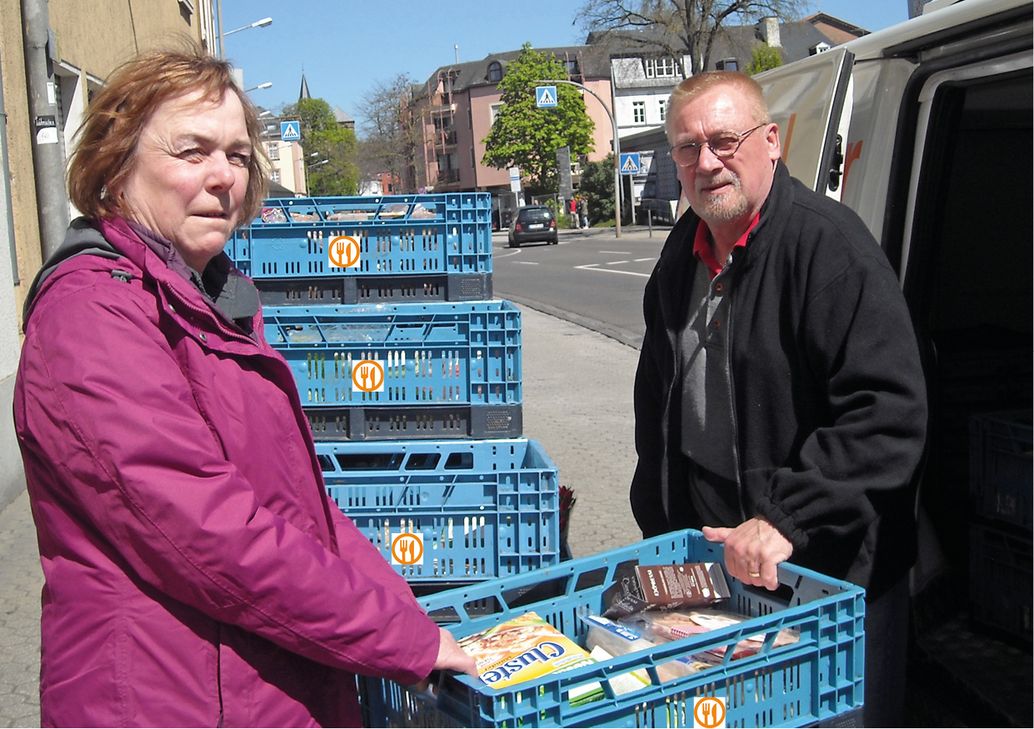 Die eingesammelten Lebensmittel werden nach ihrer Tour vor der Tafelausgabe in der Weberbach ausgeladen. Foto: FF