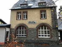 Das ursprüngliche Originalschild dees Bahnhofs wurde aufgehübscht und wieder aufgehängt.