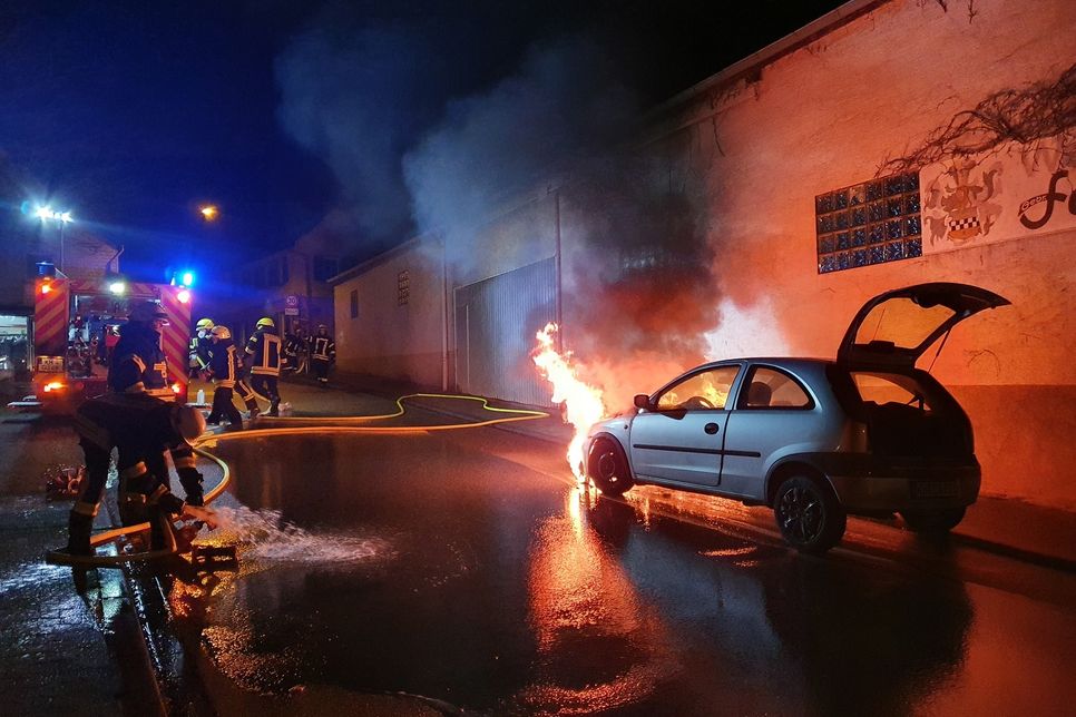 Totalschaden: Der Motorraum eines Opel Corsa brennt am späten Donnerstagabend in Gutenberg aus.  Fotos: Freiwillige Feuerwehr VG Rüdesheim