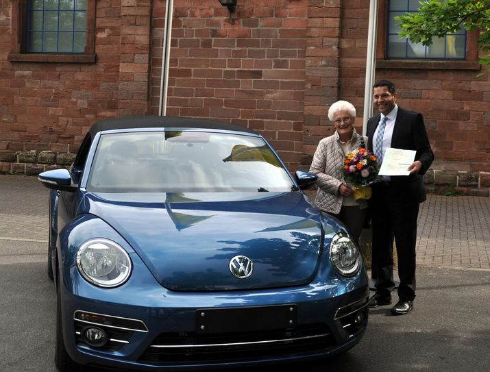 Anneliese Monz und Edeka-Neukauf-Bezirksleiter Stefan Ziegler.