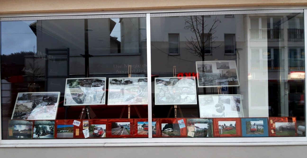 ehemaligen Reisebüro präsentieren Marita Rauchberger und die Bahn- und Businitiative Schleidener Tal BuBI die Fotoausstellung der Flitsch. Foto: Marita Rauchberger