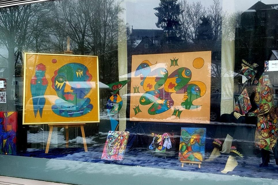 Im Schaufenster des ehemaligen Sonnenstudios in Schleiden sind Werke von Christine Schirrmacher und Merlin Flu zu sehen. Foto: Christine Schirrmacher