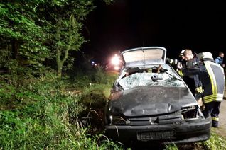 EIn 25-Jähriger hat am Dienstagabend gegen 22.30 Uhr auf der K128 bei Serrig die Kontrolle über sein Auto verloren. Er stürzte mit seinem Fahrzeug zehn Meter eine Böschung hinab und wurde schwer verletzt. Fotos: Agentur Siko