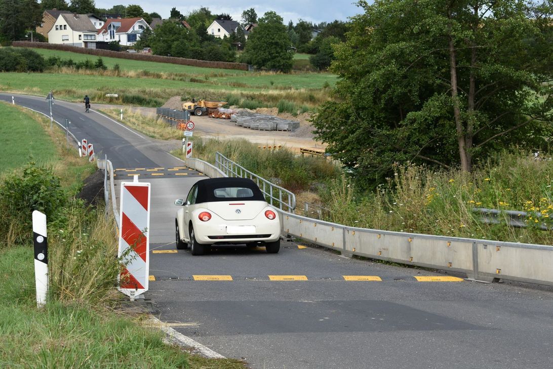 Rund 1.500 Fahrzeuge überqueren täglich die Behelfsbrücke zwischen Leimersdorf und Birresdorf (L 79). Seit dem 4. Juli ist es – dank fünf Schwellen – aber eher ein "hoppeln". Foto: Wicher