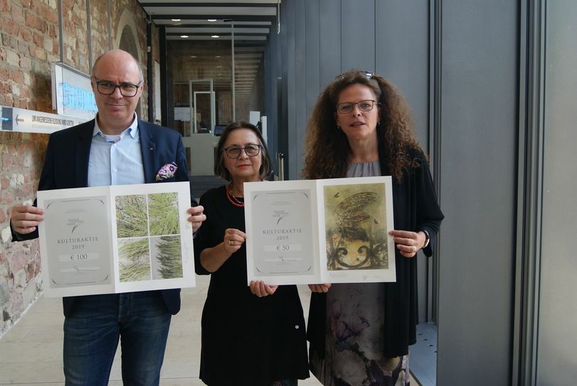 Anna Bulanda-Pantalacci (Mitte) präsentiert mit Andreas Ammer (l.) und Bärbel Schulte (lr.), Vorstandsmitglieder der Kulturstiftung Trier, die Aktien Foto: Sonnenschein