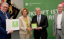 Für ihren klimaneutralen Bau erhielt die Trierer Handwerkskammer die Landesklimaschutzplakette. Im Bild: HWK-Geschäftsführer Axel Bettendorf, Ministerpräsidentin Dreyer, HWK-Präsident Rudi Müller und Christoph Benze (Umweltministerium)