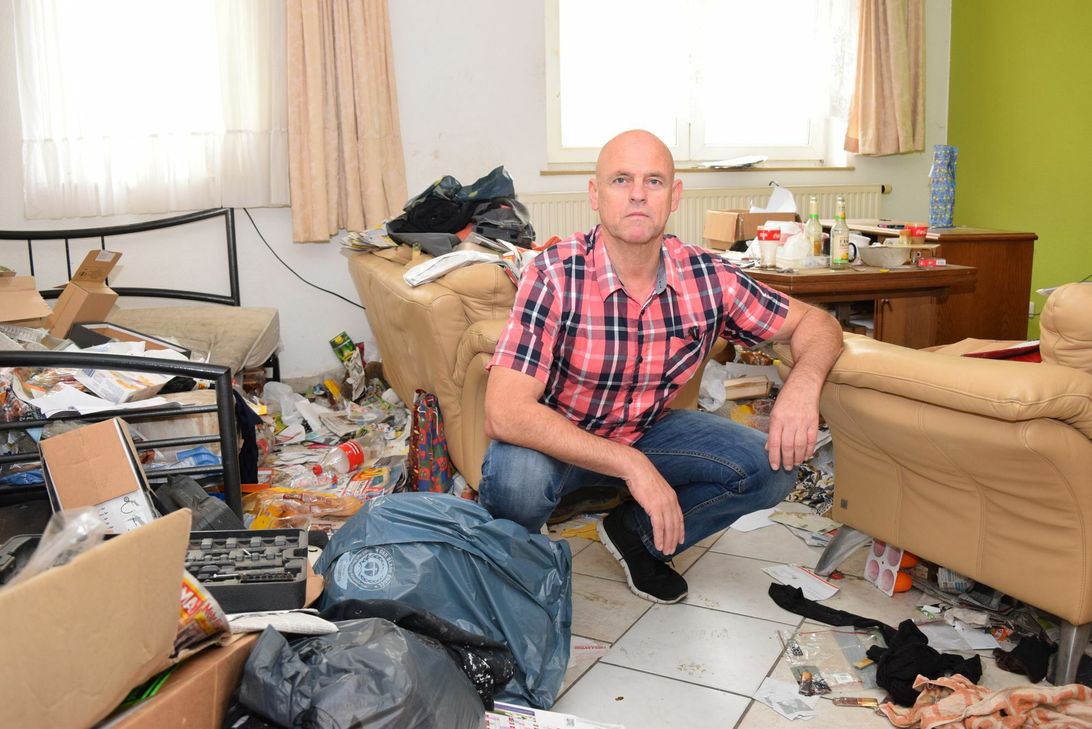 Rudolf Gericke ist schockiert über den Zustand seiner Souterrain-Wohnung. Vier Jahre lang hat dort offensichtlich ein Messie gewohnt. Fotos: Breuer