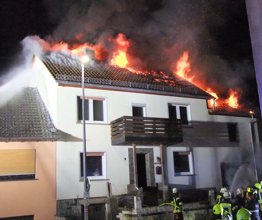 Großeinsatz der Wehren beim Gebäudebrand in Spabrücken.