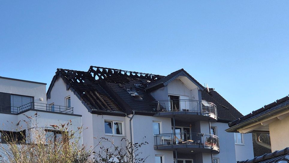 Am Tag nach dem Brand: Vom Dach des Mehrfamilienhaus ist nicht mehr viel übrig.