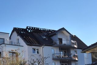 Am Tag nach dem Brand: Vom Dach des Mehrfamilienhaus ist nicht mehr viel übrig.