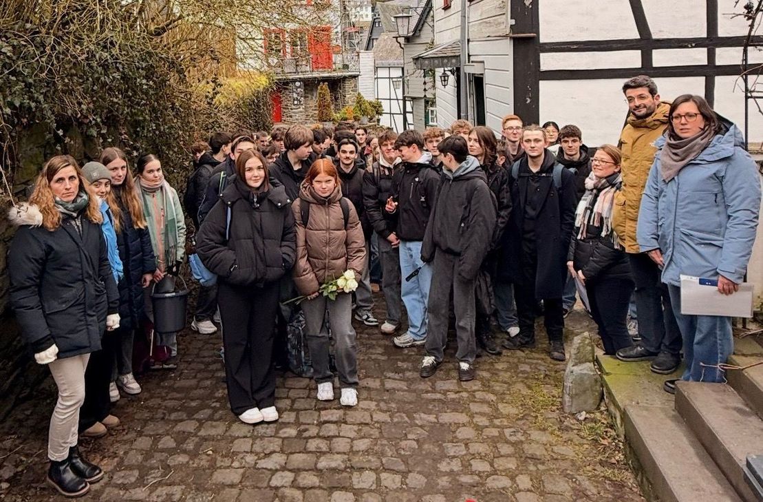 Am Stolperstein am oberen Mühlenberg in Monschau wurde Geschichte für die Zehntklässler des St. MNichael-Gymnasiums greifbar.