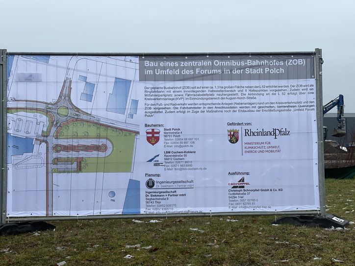 Das Baustellenschild informiert.