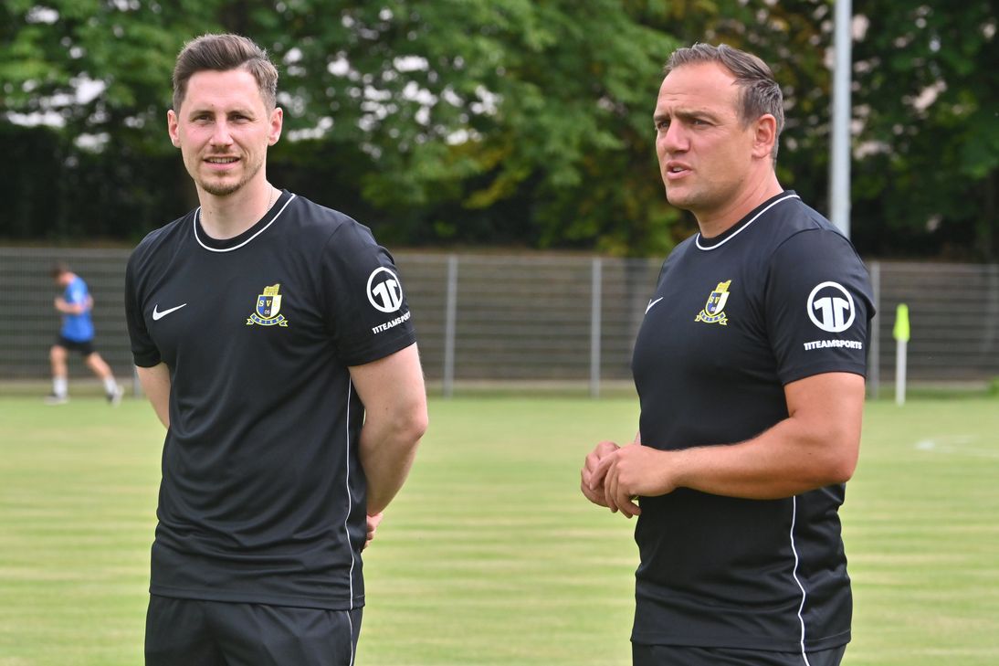 Thomas Klasen (rechts) und sein neuer Co-Trainer Daniel Wilde während der Vorbereitung.