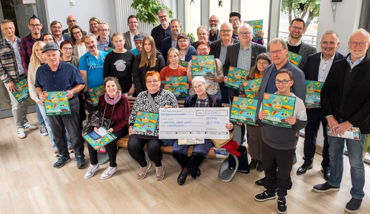 Gemeinsam für ein Vierteljahrhundert gelebte Inklusion: Künstlerinnen und Künstler aus den Westeifel-Werkstätten, Schülerinnen und Schüler sowie Vertreter der beteiligten Banken und der Westeifel Werke feierten die Präsentation der 25. Kalenderauflage im euvea in Neuerburg.