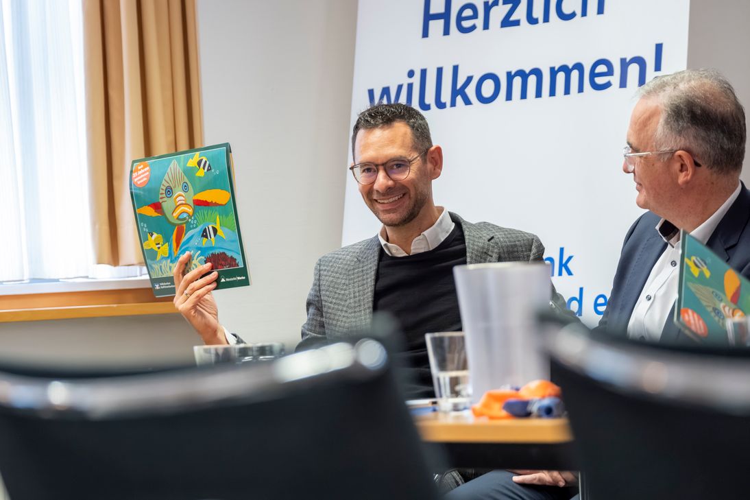 Manfred Heinisch, Vorstand der VR Bank EifelLand, würdigte den Kalender als „Vorzeigeprojekt“ und dankte allen, die ihn Jahr für Jahr mitgestalten.