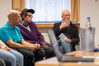 Willi Leinen, einer der Initiatoren des inklusiven Kalenders, erinnerte an die Idee, die Bilder der Künstlerinnen und Künstler in die Küchen der Region zu bringen.