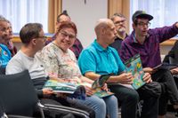 Aufmerksam verfolgen die Gäste die Präsentation. Auch die Künstlerinnen und Künstler, deren Arbeiten im Kalender zu sehen sind, waren mit dabei.