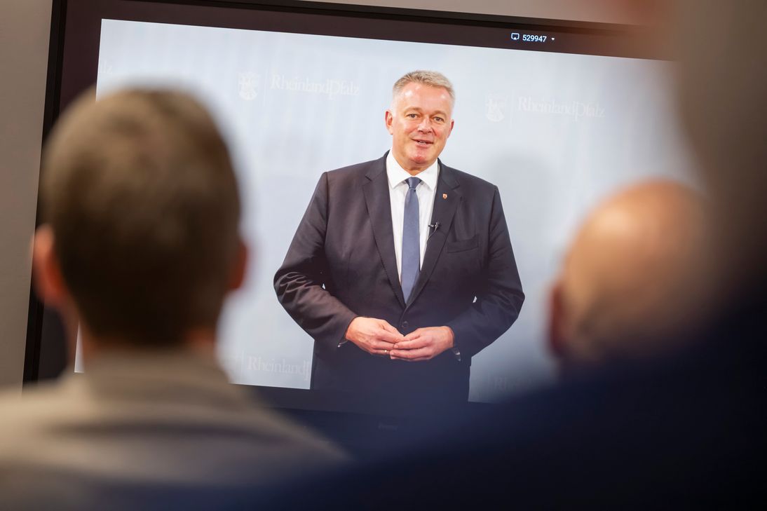 Per Videobotschaft gratulierte Ministerpräsident Gordon Schnieder zum Jubiläum. Der Kalender zeige, wie gemeinsames Malen Menschen zusammenbringe und Inklusion im Alltag erlebbar mache.