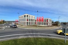 Nach zwei Jahren Bauzeit ist die neue Sparkassen-Filiale am Kreisverkehr im Übergang der Orte Imgenbroich und Konzen eröffnet worden.