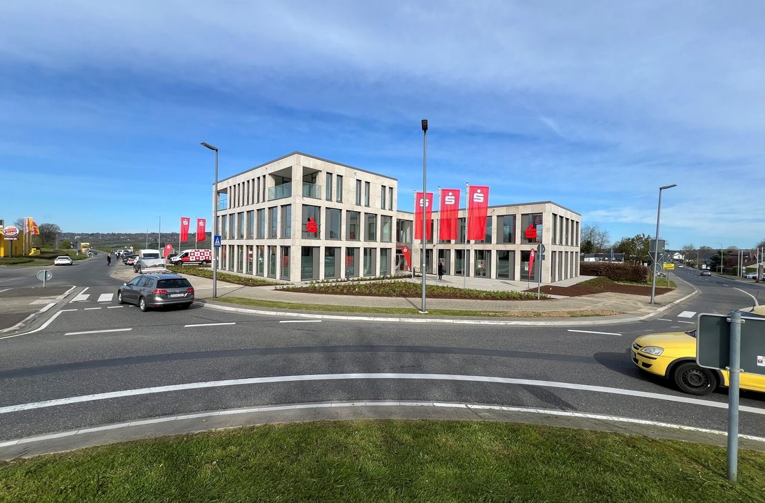 Nach zwei Jahren Bauzeit ist die neue Sparkassen-Filiale am Kreisverkehr im Übergang der Orte Imgenbroich und Konzen eröffnet worden.