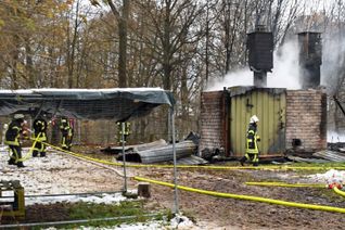 Brand in der ZUE Vogelsang: Feuer zerstört Gebäude vollständig, 16 Personen wurden verletzt
