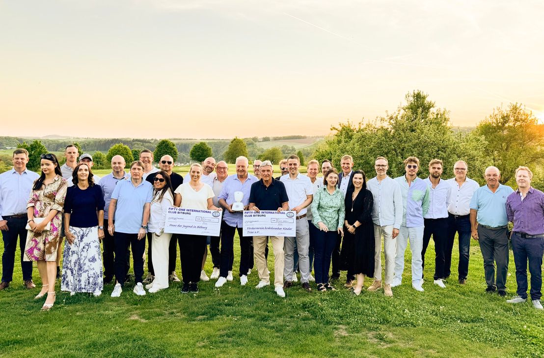Der Präsdient des Clubs Fifty One, Sebastian Dackscheid, mit Clubmitgliedern, Gewinnern und Vertretern der sozialen Projekte des diesjährigen Benefiz-Golfturniers.