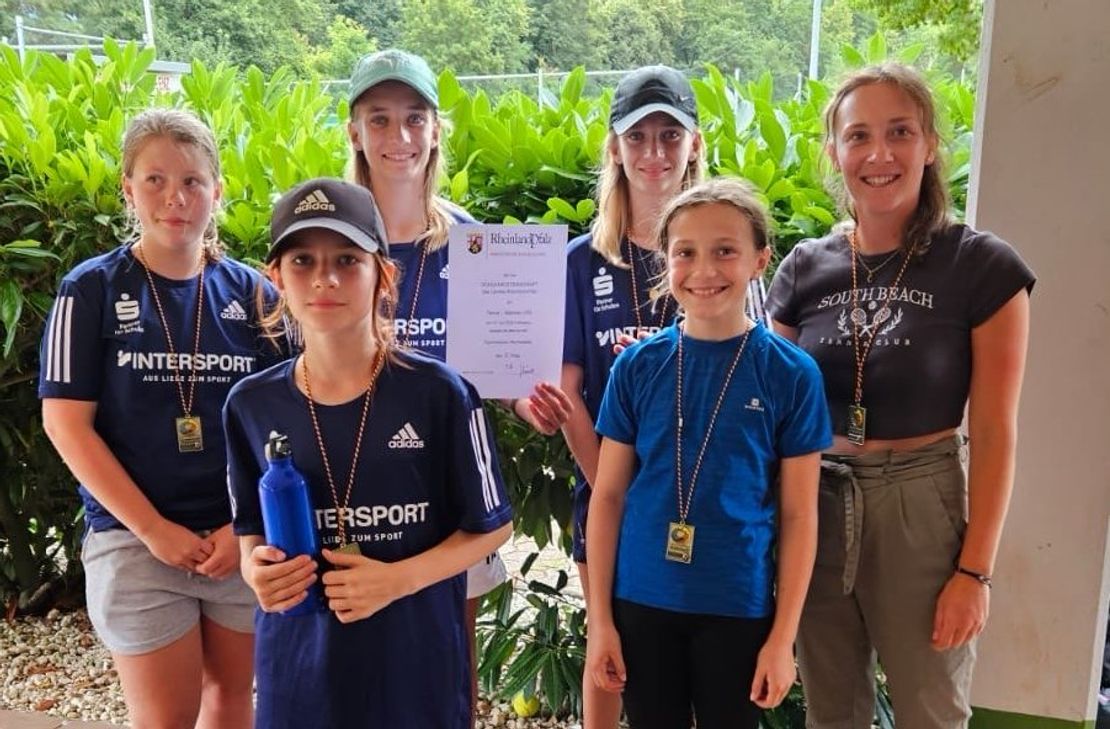 Für das Gymnasium Hermeskeil standen folgende Spielerinnen auf dem Platz: Louisa Henze, Pauline Henze, Nele Stein, Frida Molter und Grace Howell.